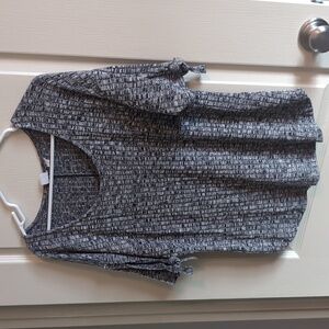 Ribbed knit top with open sleeves that tie.